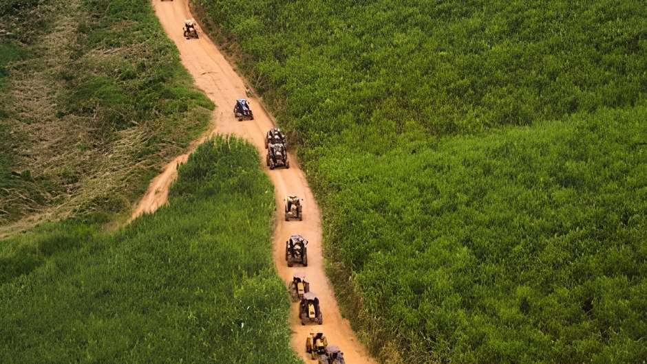 Valtra reúne gerações de tratores em expedição na Bahia