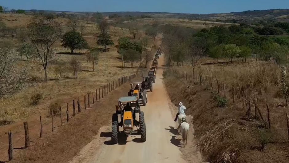 Expedição com 14 tratores percorre o Oeste da Bahia