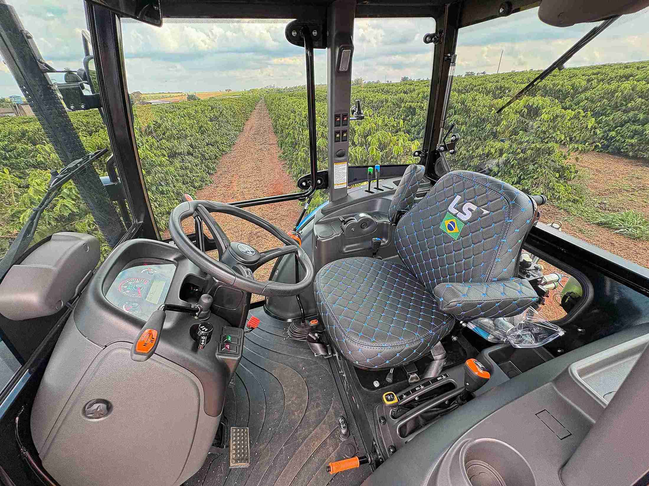 Test drive exclusivo com o trator MT4 70, da LS Tractor