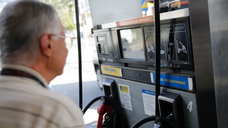 Governo prorroga por um mês subvenção de R$ 2,12 ao diesel